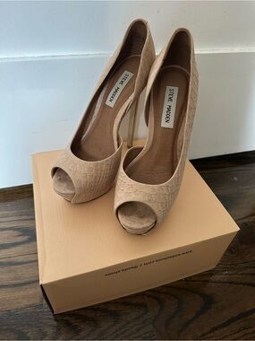 Steve Madden Beige Peep-Toe Platform Pumps Size 7.5
